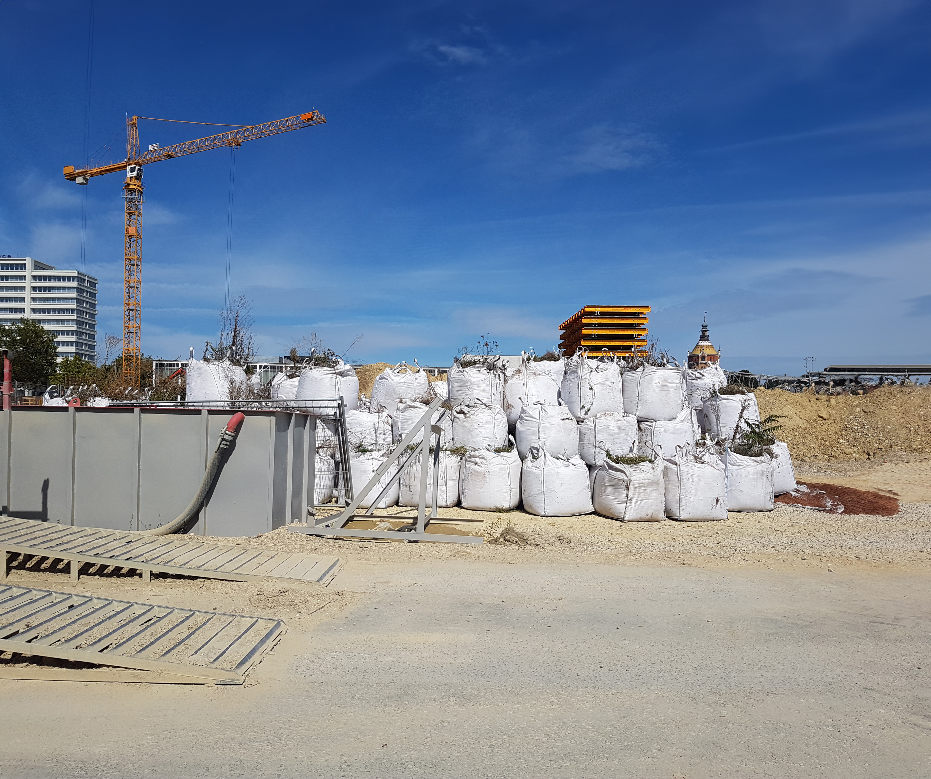 Wiederverwertung von Baustoffen mit Baukran auf einer Baustelle