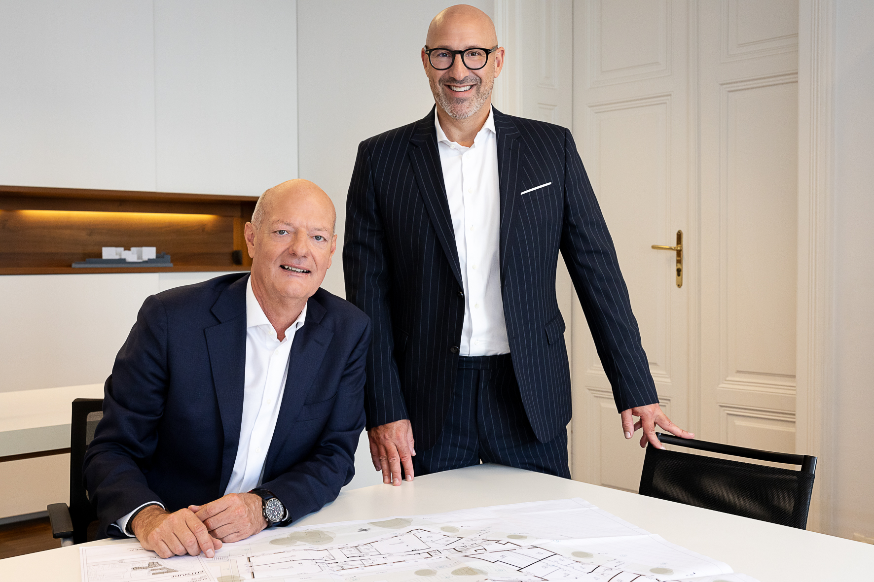 Generaldirektor Wolfgang Wahlmüller und stellvertretender Generaldirektor Markus Fichta blicken in die Kamera