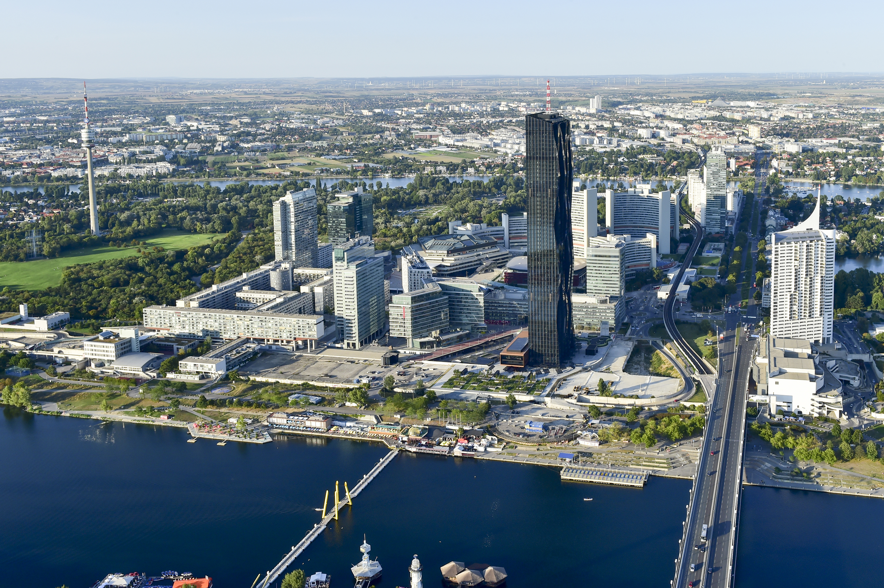 Großaufnahme des Donau City Wohnpark in 1220 Wien mit Blick auf die Donau