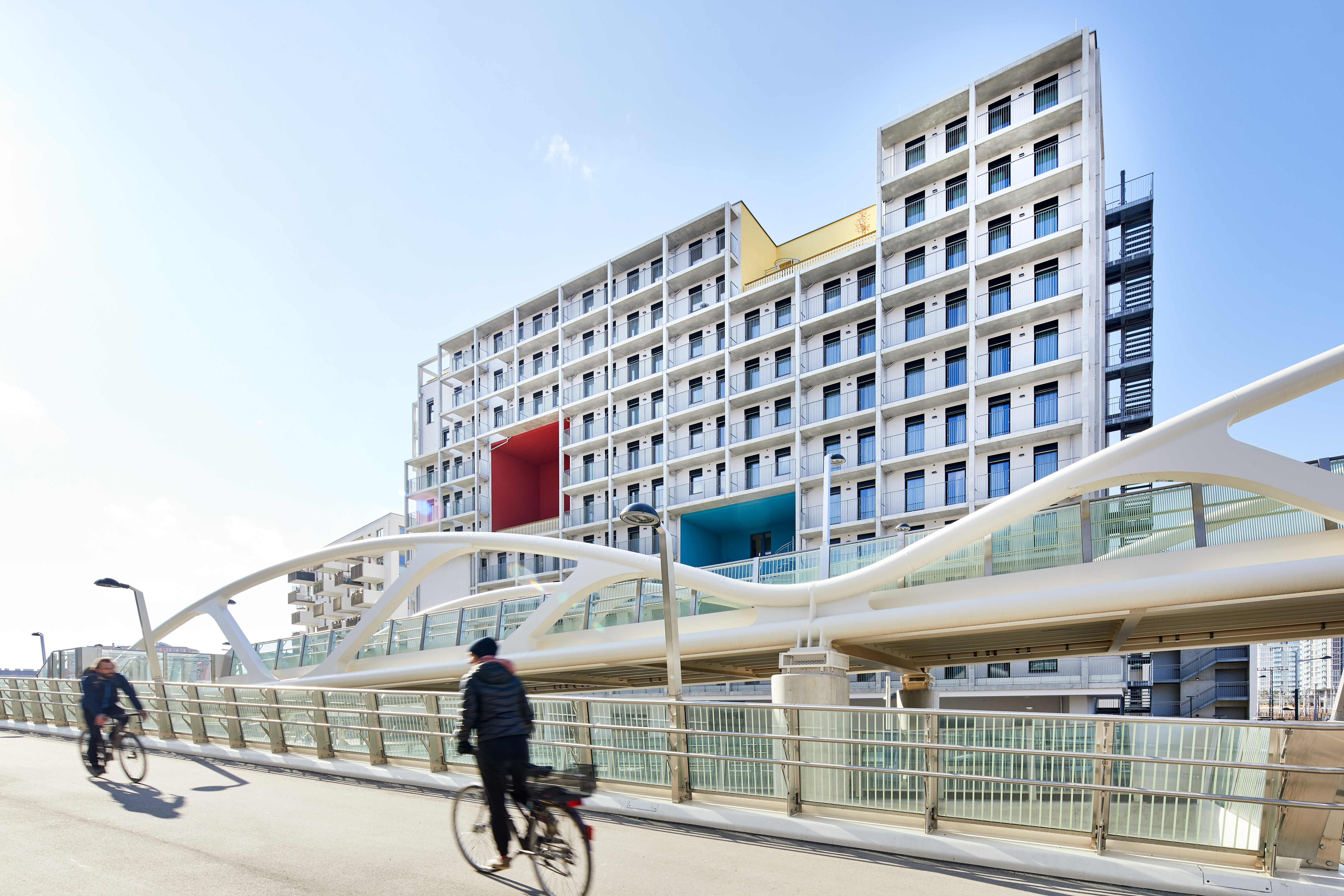 Außenansicht bei Sonnenschein der Music Box in 1100 Wien nahe dem Hauptbahnhof