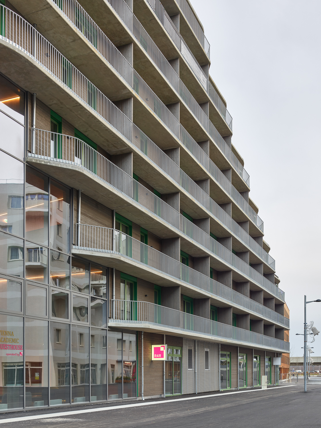 Nahaufnahme der Fensterfront von sirius in 1220 Wien